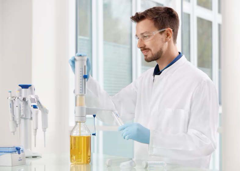 精确移取腐蚀性液体的推荐方案：Eppendorf Varispenser® 2/2x 瓶口分液器技术解析